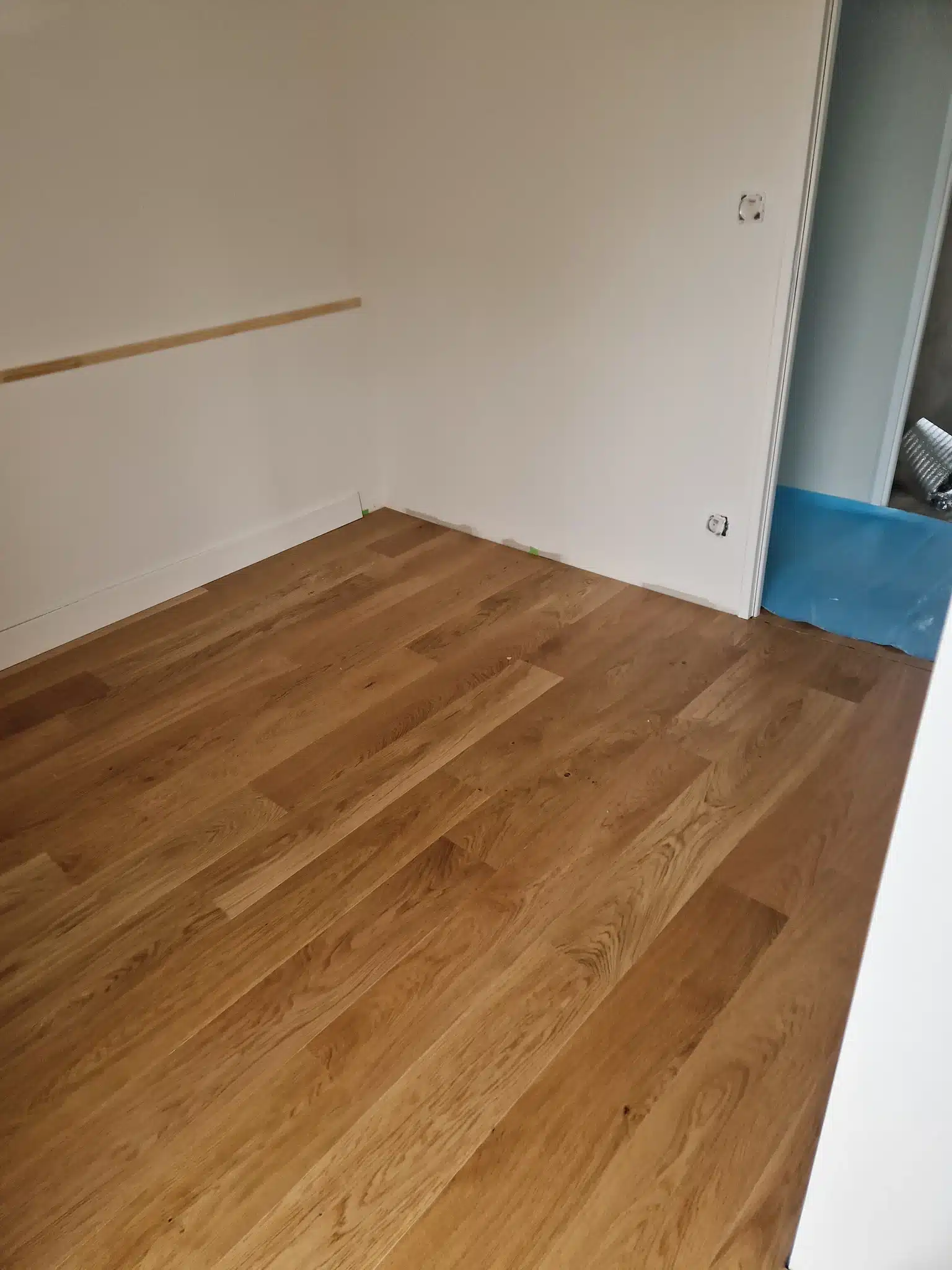 Parquet flottant en chêne posé dans une chambre à Eysines