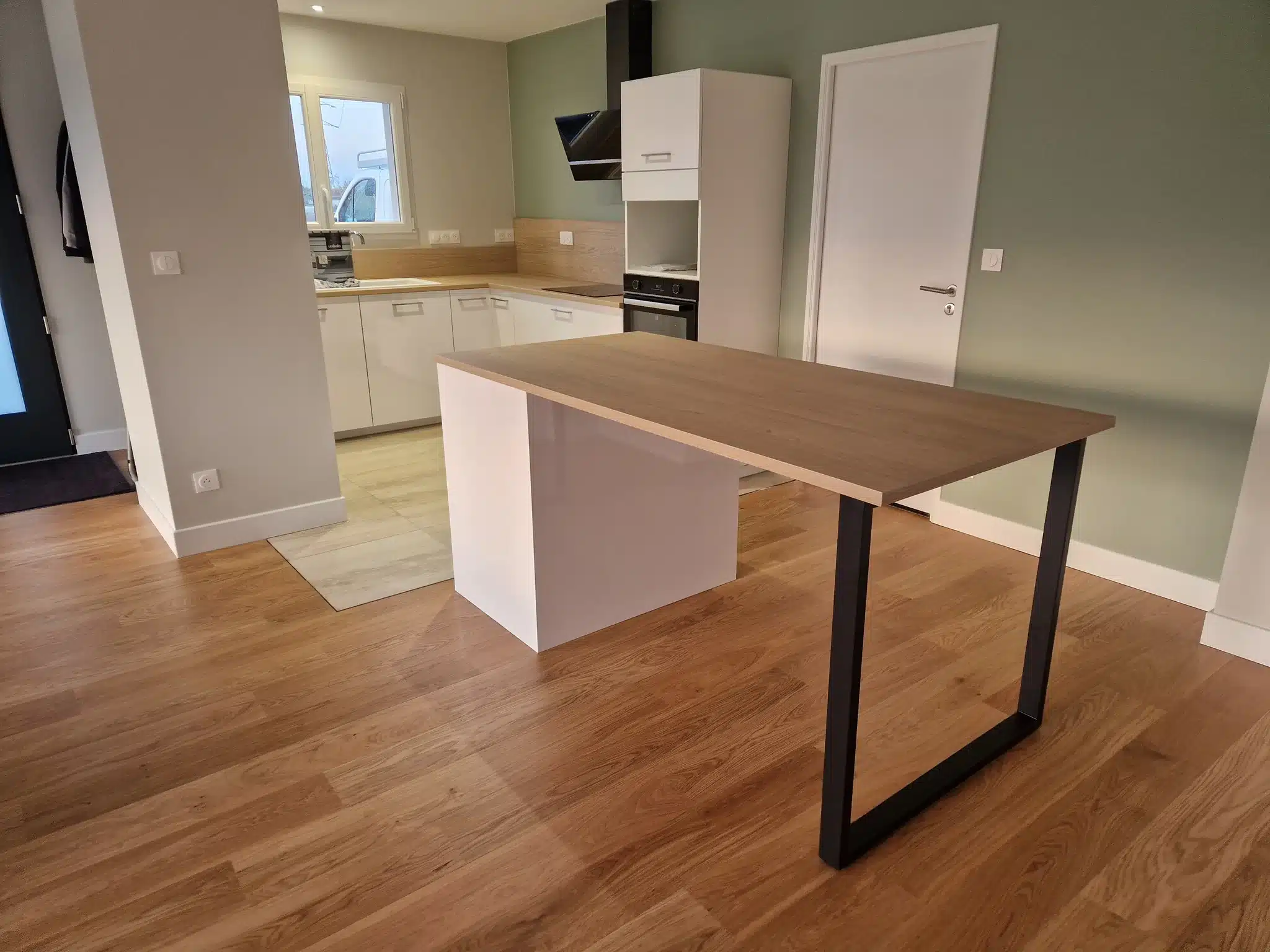 Cuisine rénovée : murs vert sauge et parquet en chêne clair