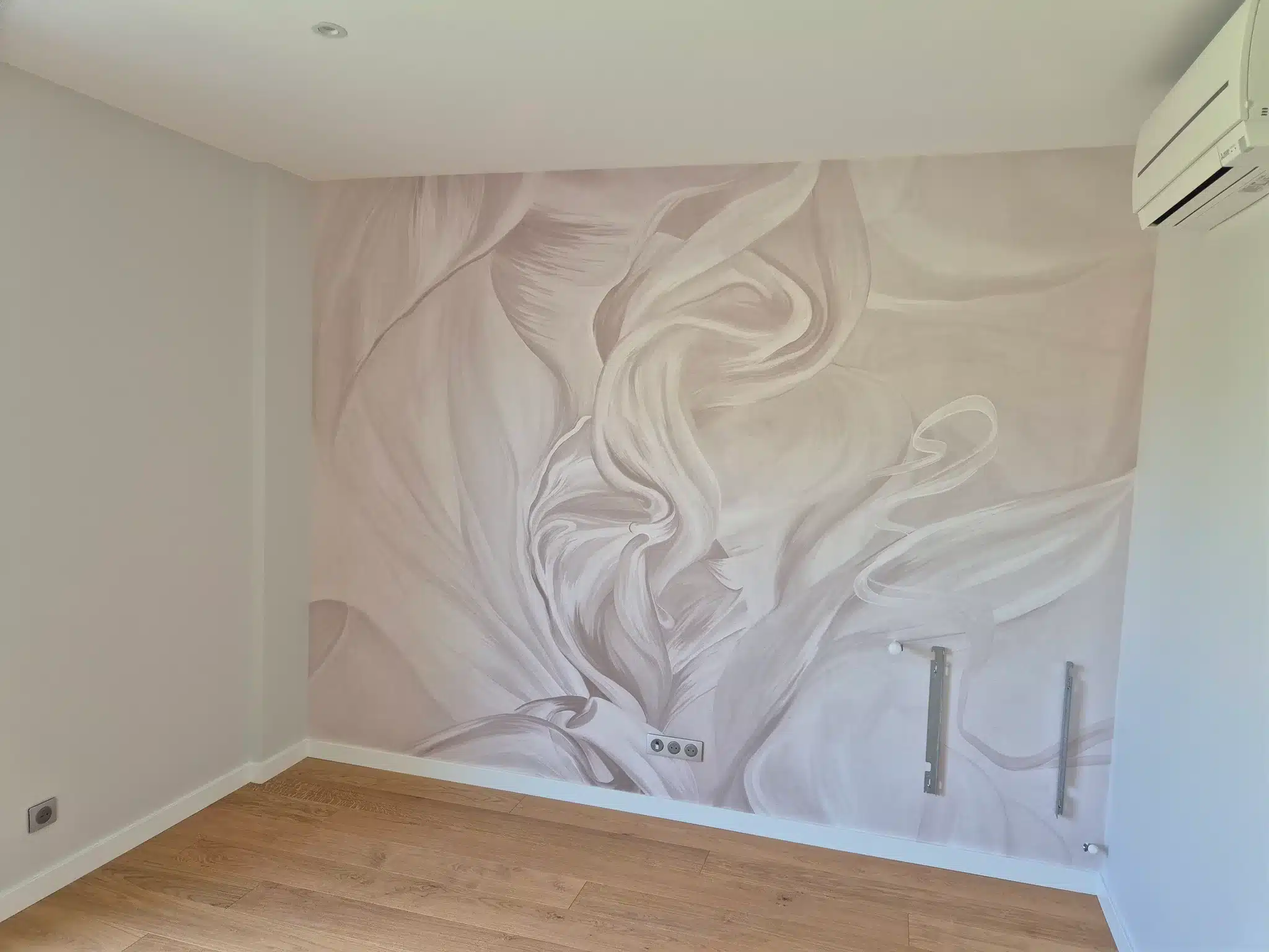Papier peint panoramique à grandes fleurs nacrées dans une chambre