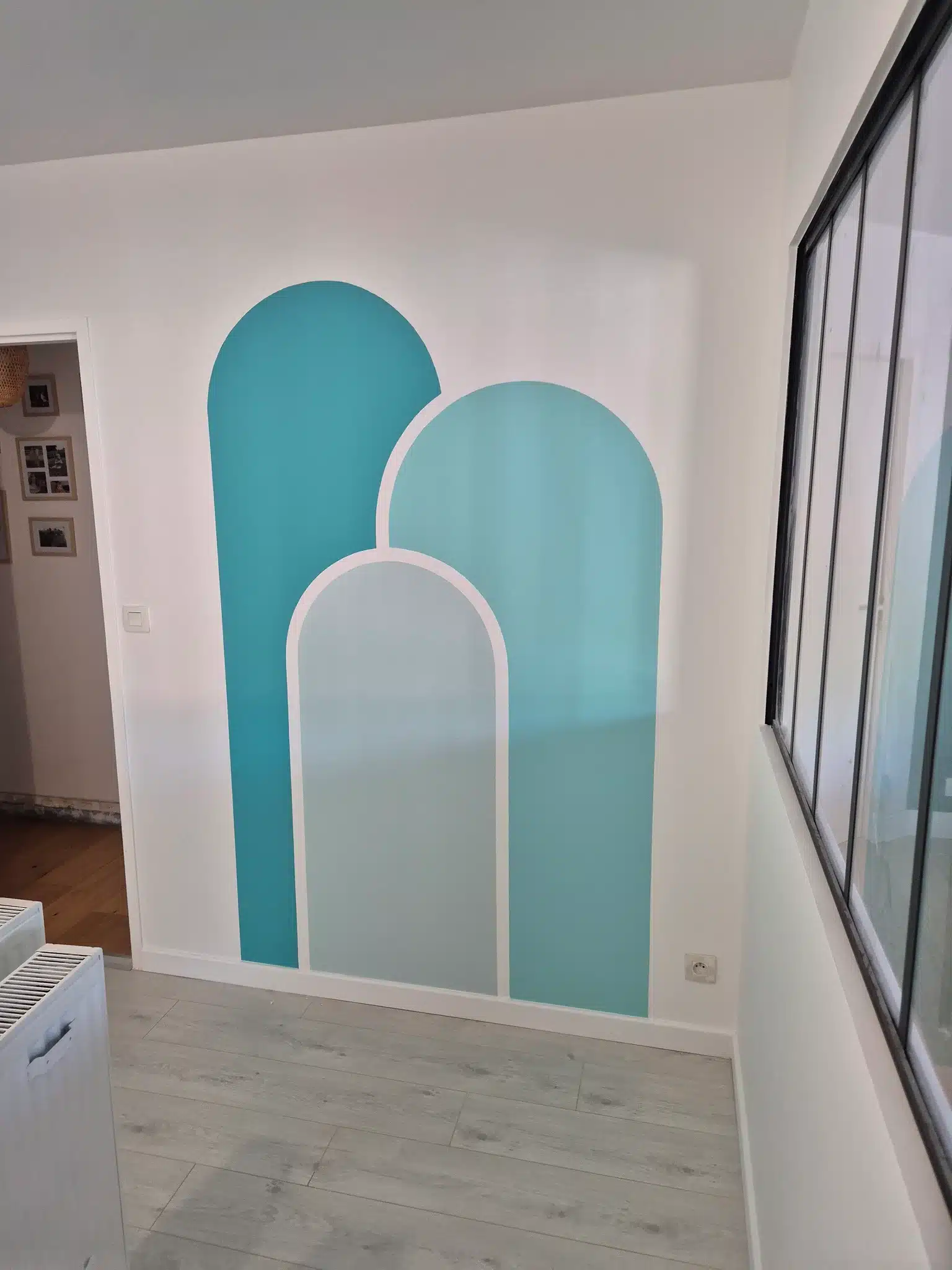 Peinture décorative en arches turquoise dans une entrée