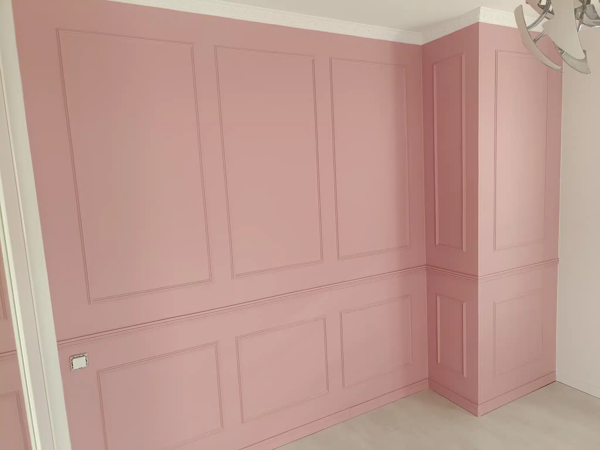 Moulures murales peintes en rose poudré dans une chambre