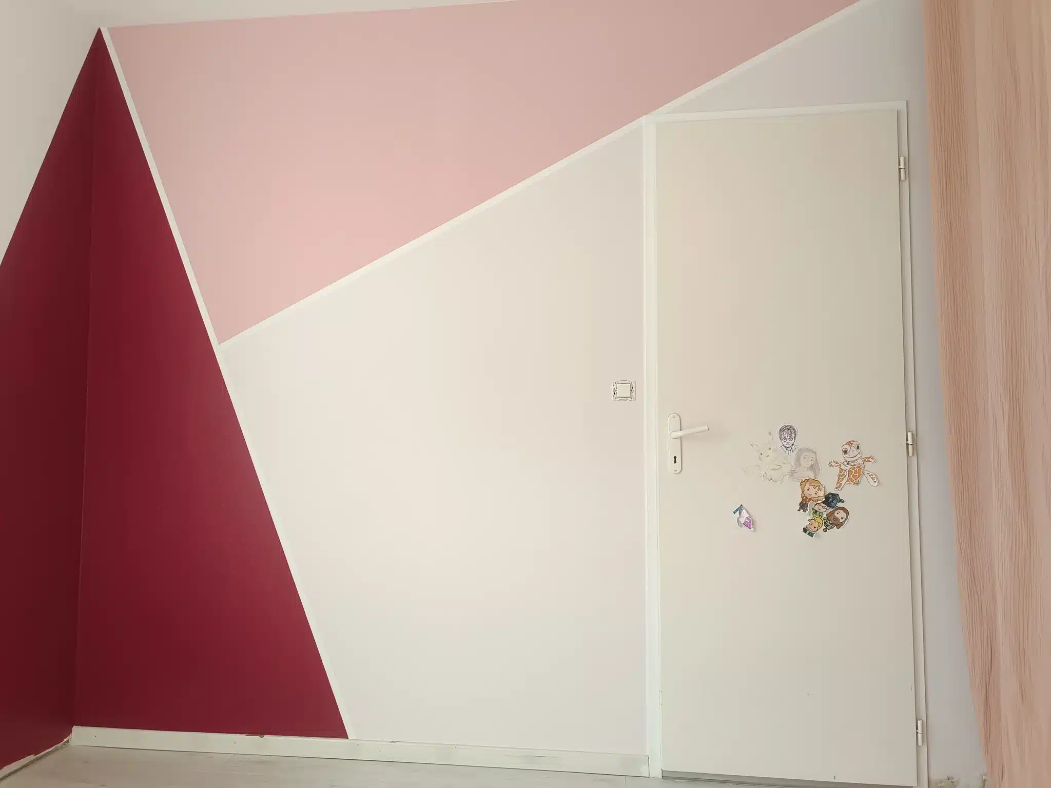 Mur de chambre peint en triangles framboise et rose
