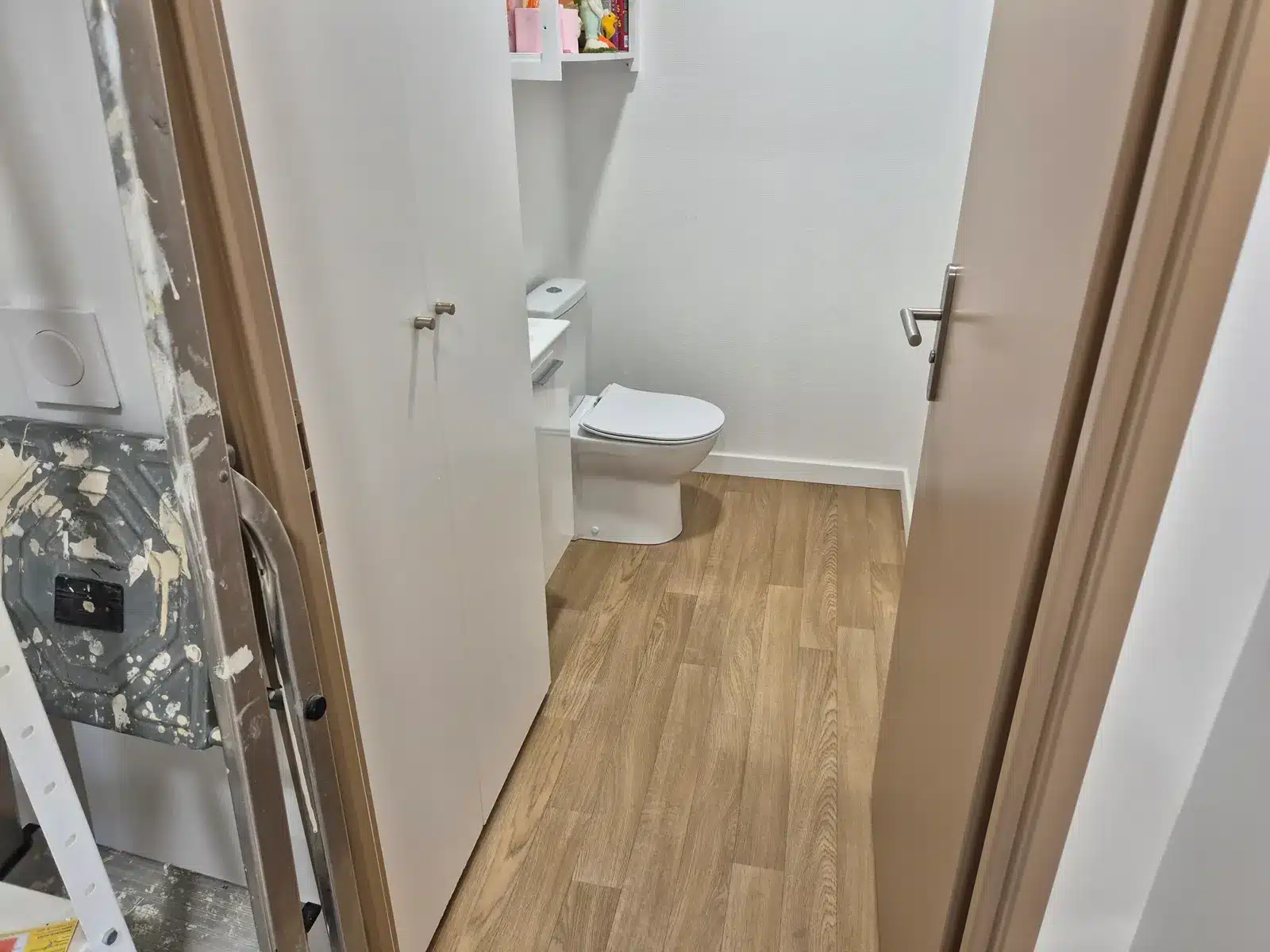 Sol souple effet bois posé dans des toilettes