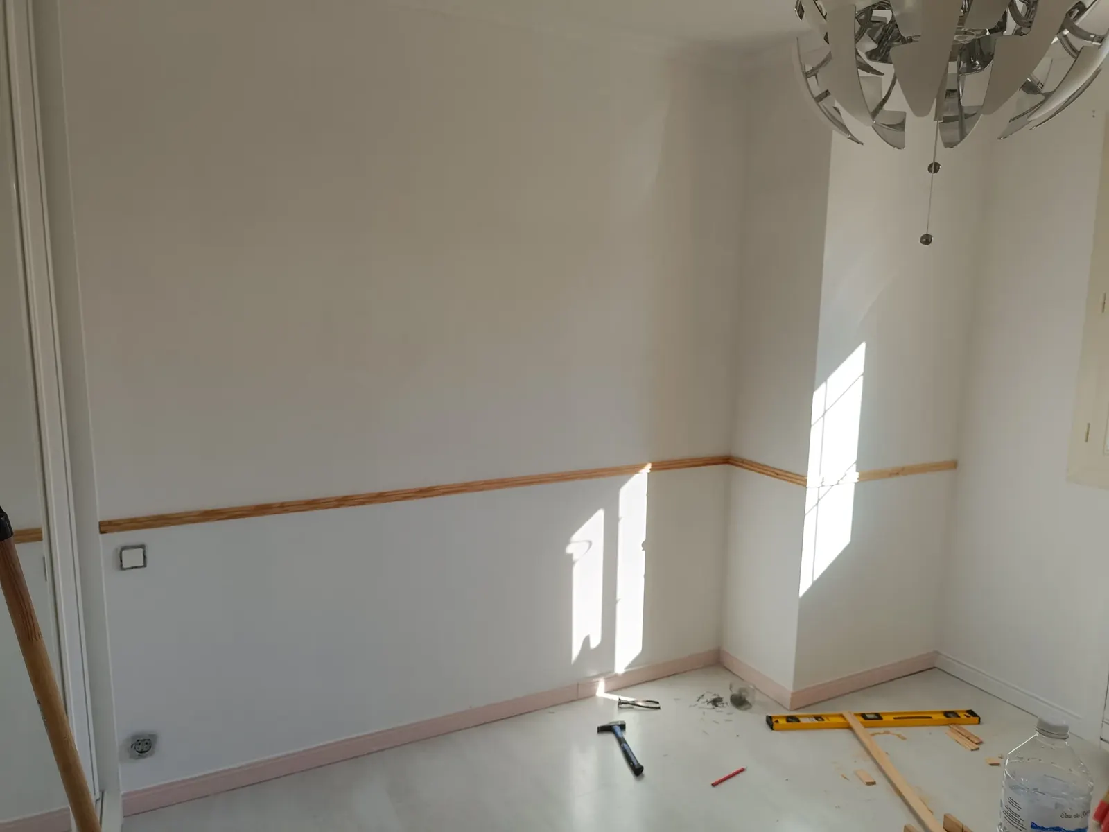 Chambre en cours de préparation avant peinture, murs rebouchés et protections au sol