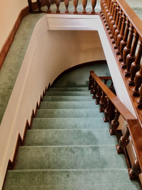 Escalier habillé de moquette verte avec nez de marche nets