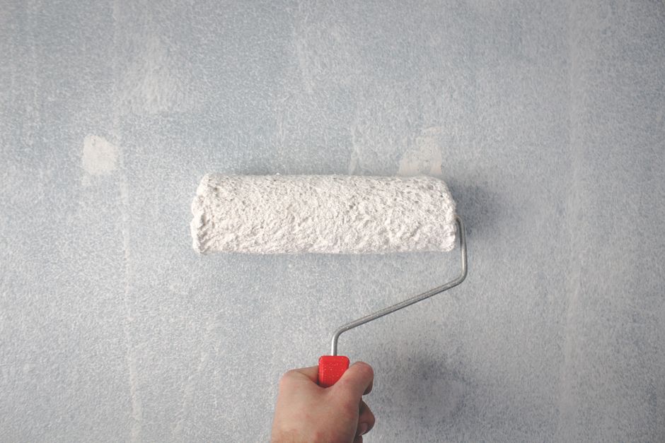 Rouleau de peinture appliqué sur un mur préparé