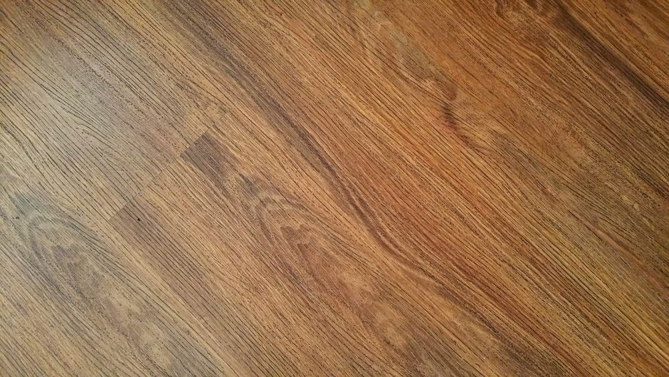 Gros plan sur des lames de parquet au veinage de chêne marqué