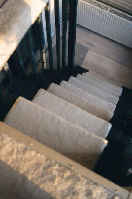 Marches d'escalier habillées de moquette claire