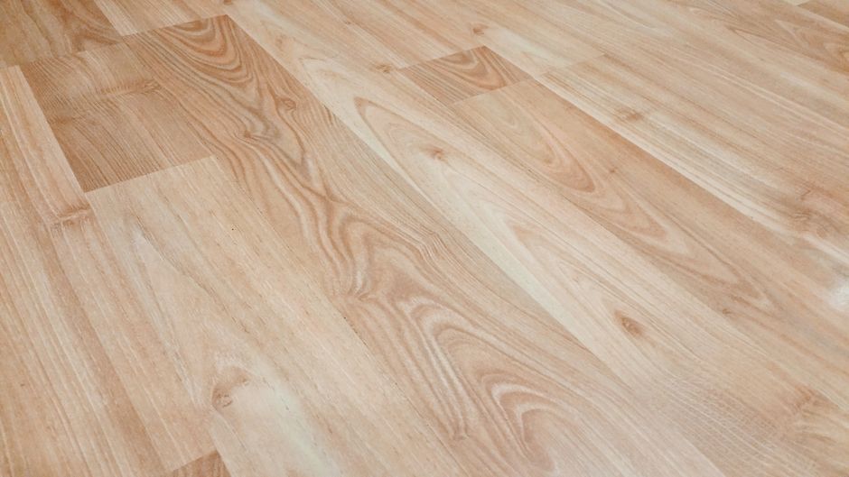 Sol stratifié à décor bois clair imprimé